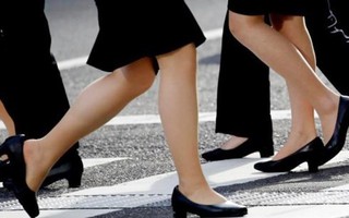 Phụ nữ Nhật Bản phản đối mang giày cao gót ở công sở