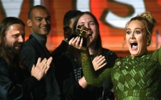 Adele 'qua mặt' Beyonce đoạt giải Grammy Bài hát của năm