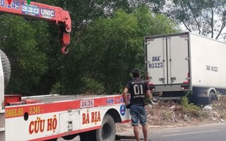 Ô tô tải bất ngờ lao qua làn ngược chiều, tông chết nữ công nhân