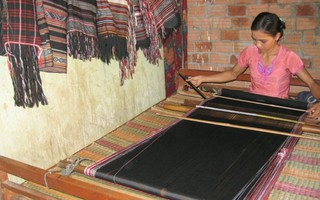 Làm rể làng Teng để được mặc đồ thổ cẩm do con gái H’rê dệt 