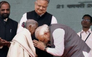 Thủ tướng cúi đầu trước cụ bà 105 tuổi tiên phong xây nhà vệ sinh