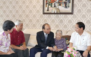 Thủ tướng Chính phủ thăm hỏi các gia đình liệt sĩ tại Hà Nội
