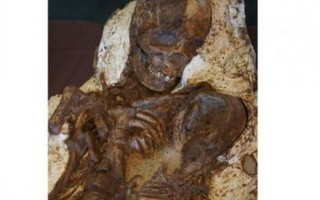 Hóa thạch 'mẹ ôm con' từ 4.800 năm trước