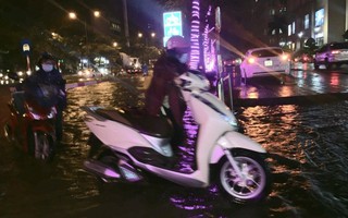 Phố phường Hà Nội ngập nặng, chị em 'khốn khổ' trong cơn mưa đầu mùa