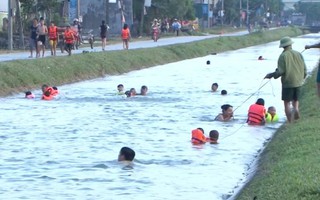 Kênh thủy lợi biến thành nơi cho trẻ nông thôn học bơi