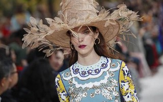 Mũ khủng lồ, mặt nạ siêu dị “thổi bùng” Tuần lễ thời trang Paris