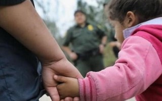 Mỹ công bố quy định mới cho phép tạm giữ trẻ em di cư vô thời hạn