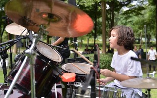 'Hoàng tử bé' 7 tuổi chơi trống khiến khán giả 'tan chảy'