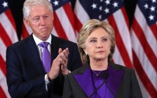 Vì sao bà Hillary mặc màu tím trong buổi phát biểu sau bầu cử