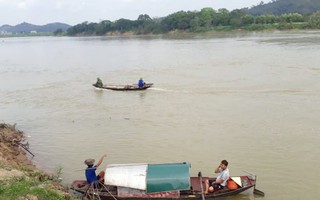 Nghệ An: Rủ nhau ra sông Lam tắm, 1 học sinh đuối nước