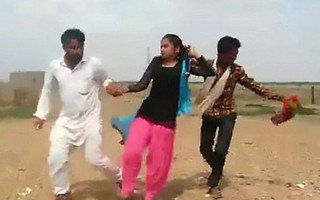 Video ghi cảnh thiếu nữ Ấn Độ bị bắt cóc, ép cưới giữa ban ngày