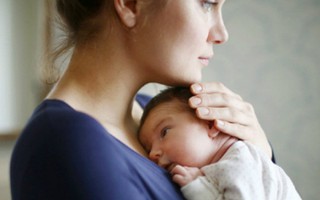 Có thai thì bị người yêu phụ tình, nên cho con hay nói với gia đình?