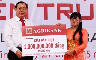 Nữ khách hàng ở Trà Vinh trúng sổ Tiết kiệm Agribank 1 tỷ đồng