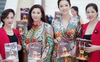 Hoa hậu Jennifer Phạm trải nghiệm mỹ phẩm TrueVans 