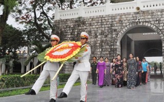 Dâng hương tưởng nhớ các anh hùng liệt sĩ tại nghĩa trang liệt sĩ A1