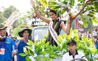 Hoa hậu H'Hen Niê được cổ vũ nồng nhiệt khi diễu hành ở Lễ hội Cà phê 