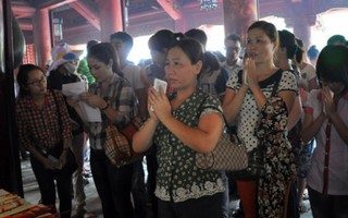 Cha mẹ có con thi THPT Quốc gia rủ nhau đi chùa cầu may