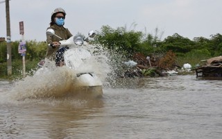 1 ngày sau cơn mưa lịch sử, Sài Gòn vẫn chìm trong nước