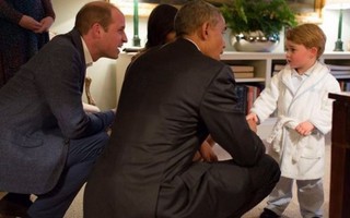 'Hoàng tử bé' diện đồ ngủ bắt tay Tổng thống Mỹ 