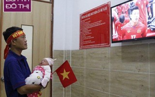 Bố ẵm con mới chào đời đi khắp viện cổ vũ U23 Việt Nam