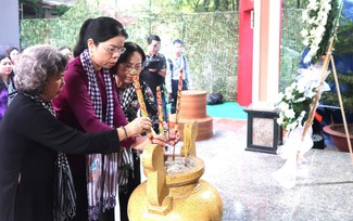 Hội LHPN TPHCM tưởng niệm các anh hùng liệt sĩ tại Công viên Lê Thị Riêng