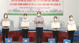 Tình nguyện viên tôn giáo xoa dịu nỗi đau, động viên tinh thần các bệnh nhân Covid-19