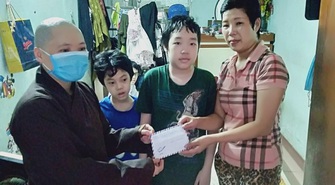 Chùa Kim Liên hỗ trợ người mẹ đơn thân mất việc do Covid-19, nuôi 3 con mắc bệnh