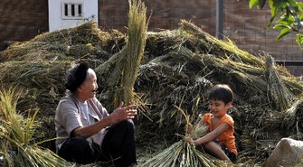 Có những tình yêu ban sơ được bắt đầu từ nỗi nhớ