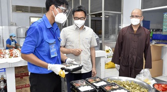 Phó Thủ tướng Vũ Đức Đam: Tình nguyện viên tôn giáo như liều thuốc tinh thần cho bệnh nhân Covid-19