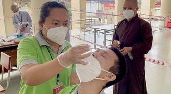 Vừa kết thúc đợt 1, nhiều tăng, ni và phật tử tiếp tục xung phong ra tuyến đầu chống dịch