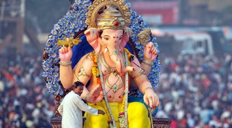 Lễ hội tôn vinh vị thần đầu voi Ganesha ở Ấn Độ