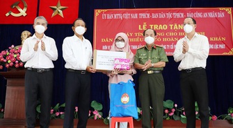 Trao 100 máy tính bảng cho học sinh dân tộc Chăm và Khmer có hoàn cảnh khó khăn