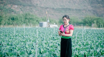 Nữ nông dân hưởng lợi nhờ ứng dụng công nghệ trong sản xuất nông nghiệp