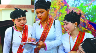 Đặc sắc trang phục của người Chăm H’roi