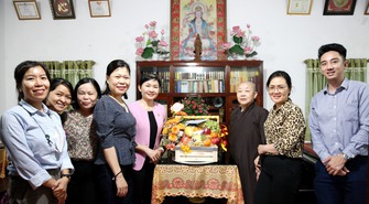 Hội LHPN Việt Nam thăm chùa Kim Liên, chúc mừng Đại lễ Phật đản 2022