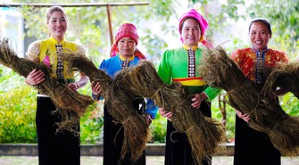 Phụ nữ dân tộc Thái "dệt hạnh phúc" từ cây gai xanh 