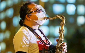 Xúc động nghe tiếng kèn saxophone Trần Mạnh Tuấn vang lên tại Bệnh viện dã chiến điều trị Covid-19