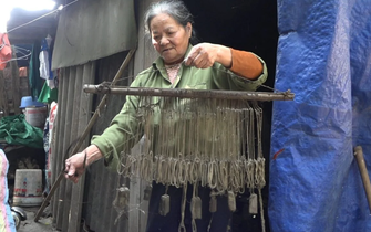 Người phụ nữ hơn 40 năm gắn bó với “nghề câu xác” trên sông Hồng