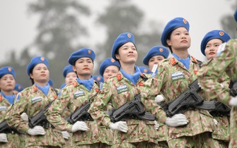 Nhiều nữ quân nhân Khối lực lượng gìn giữ hoà bình gửi con nhỏ cho cha mẹ già để tham gia diễu binh