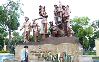 Người dân đặt hoa bên tượng đài, tưởng niệm 3 cảnh sát hy sinh khi tham gia chữa cháy