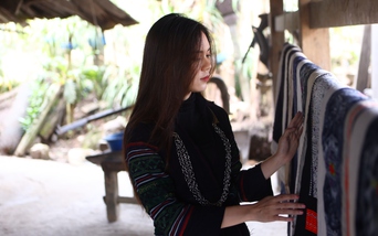 Trải nghiệm vẽ sáp ong và nhuộm vải ở bản Lao Chải