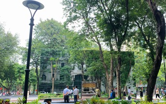 Độc đáo khối gương kính khổng lồ ở vườn hoa Con Cóc
