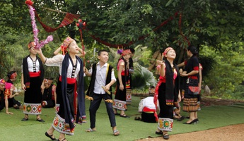 Hòa mình vào thiên nhiên cùng trò chơi dân gian với trẻ em đồng bào dân tộc Thái