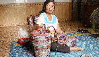 Người phụ nữ dân tộc Jrai biến phế liệu thành sản phẩm mỹ nghệ