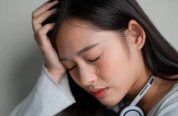 Đến nhà bạn thân, tôi lặng người khi thấy chồng cũ của mình đang nấu ăn