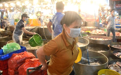 Chợ đầu mối lớn nhất Sài Gòn nhộn nhịp dịp cận Tết Nguyên đán