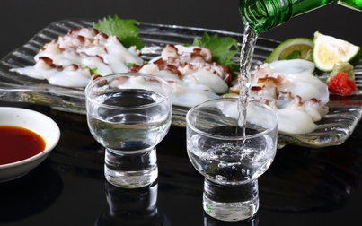 Đều là biểu tượng ẩm thực, tại sao rượu sake và sushi thường không đi cặp với nhau tại Nhật?