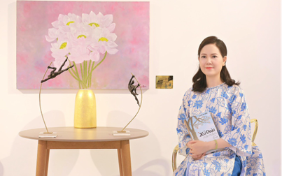 Ngắm tranh hoa sen tại triển lãm của một nữ Phật tử
