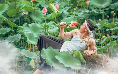 Đàn ông mặc yếm chụp ảnh với hoa sen - trò lố "phản cảm gây chú ý"