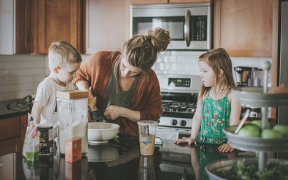 "Gen Z làm mẹ có xu hướng tự gây áp lực cho bản thân và ít tự tin hơn thế hệ trước"
